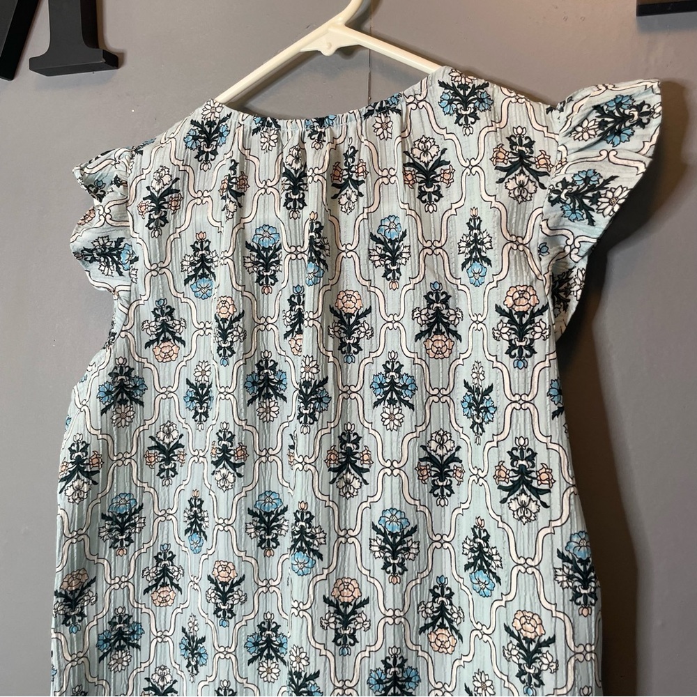 Loft Women’s Light Blue Flutter Sleeve Top size small - Picture 8 of 9
